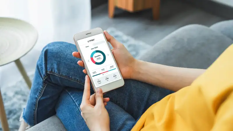 Frau sitzend mit Smartphone und Lofino-App Frau sitzend mit Smartphone und Lofino-App