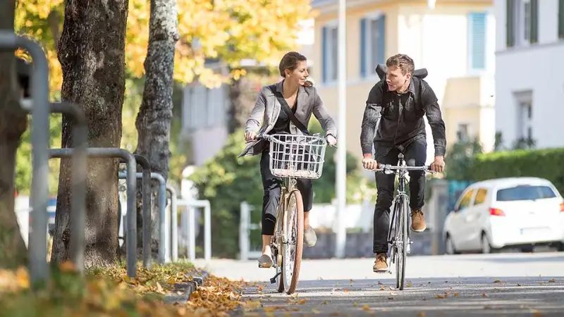 JobRadler fahren Fahrrad im Herbst