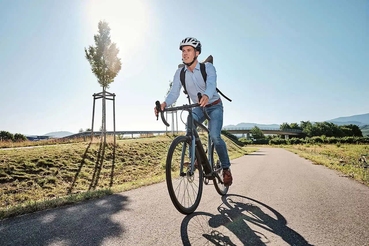 JobRadler auf dem Radweg mit Sonne