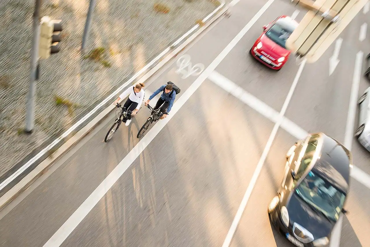 Zwei JobRadler im Straßenverkehr mit Autos