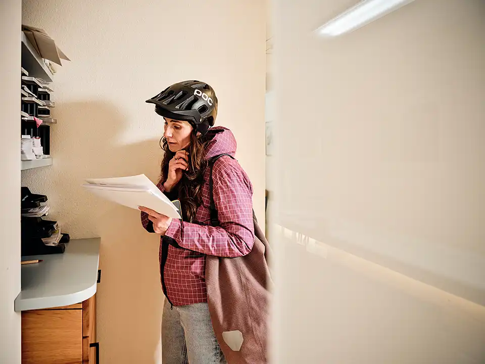Junge Frau mit Fahrradhelm im Büro
