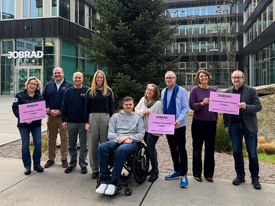 Sandra Prediger von JobRad mit Vertreter:innen des Freiburger Kältebus, der Bahnhofsmission Freiburg und dem Freiburger Essenstreff anlässlich der Weihnachtsspende 2025.
