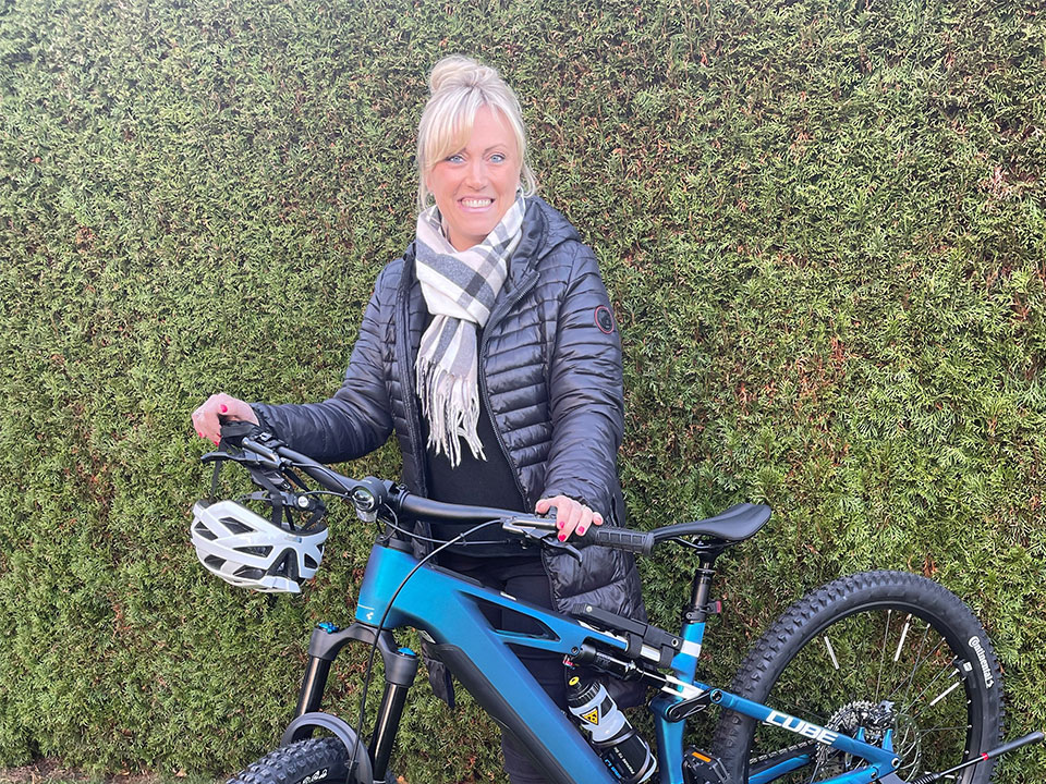 Gewinnerin der 2 Mio Aktion: JobRadlerin Sylvia Schittek aus Bochum, mit ihrem E-Mountainbike im Garten.